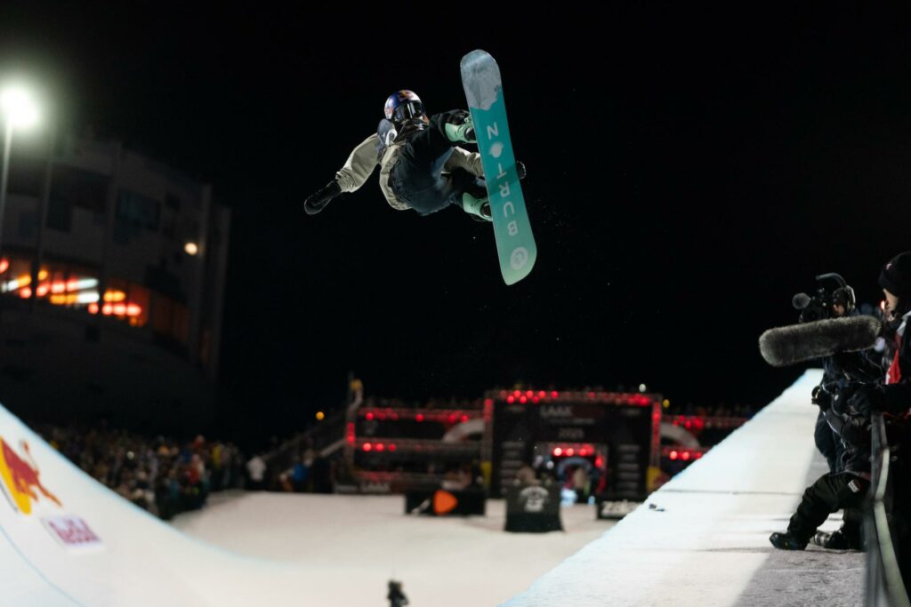 Snowboarder springt in der Halfpipe in die Luft