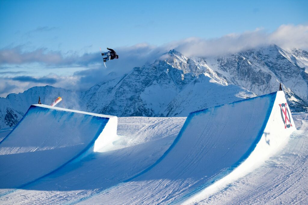 Snowboarder springt über Kicker