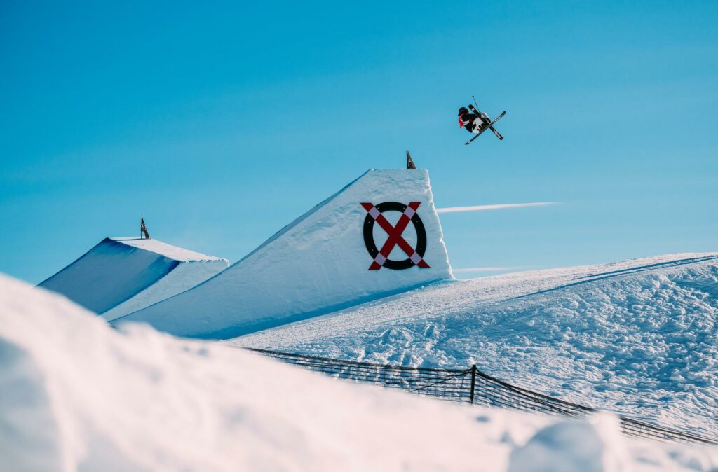 Freeskifahrer springt über Kicker