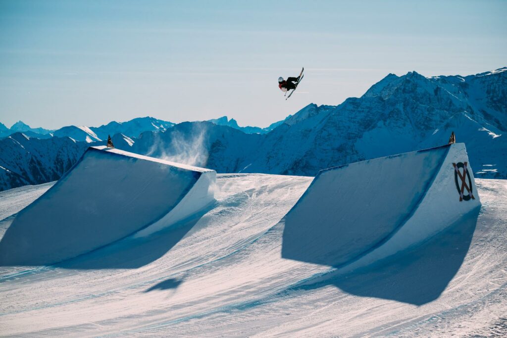 Skifahrer springt über den Kicker